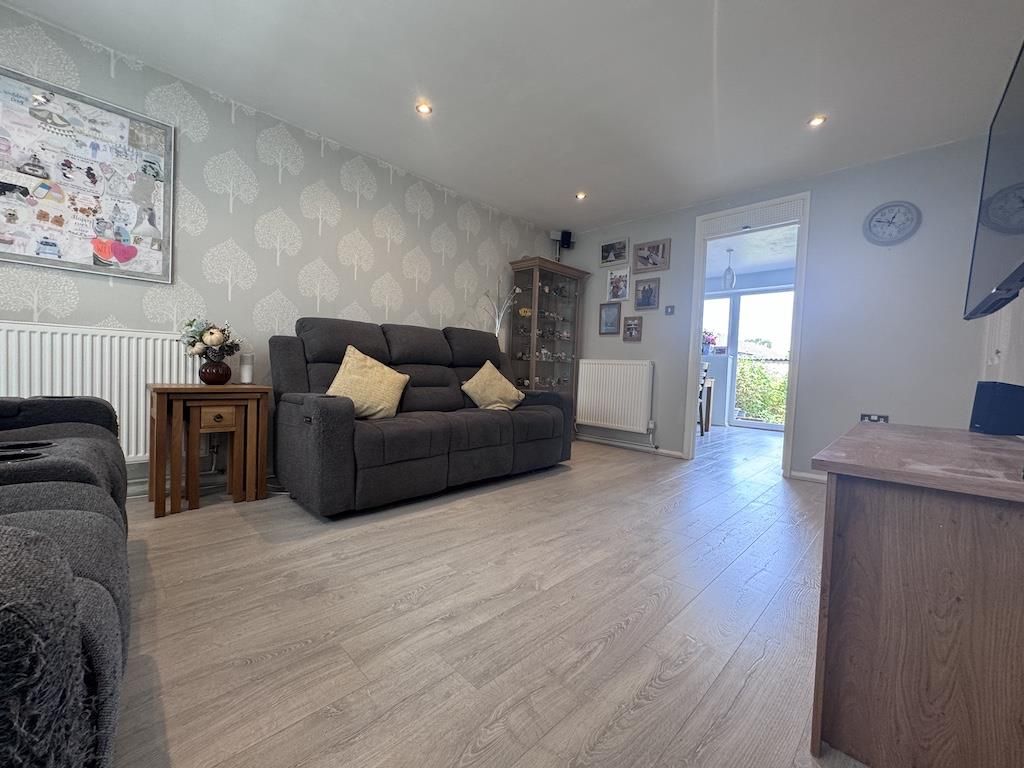 Property photo 2 of 17 3 - Lounge.Jpg
