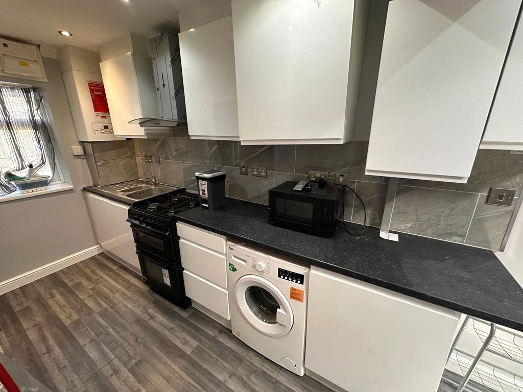 Property photo 3 of 6 Kitchen