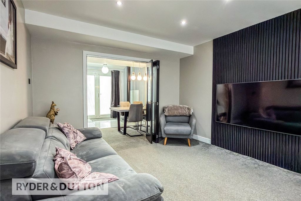 Property photo 3 of 16 Lounge