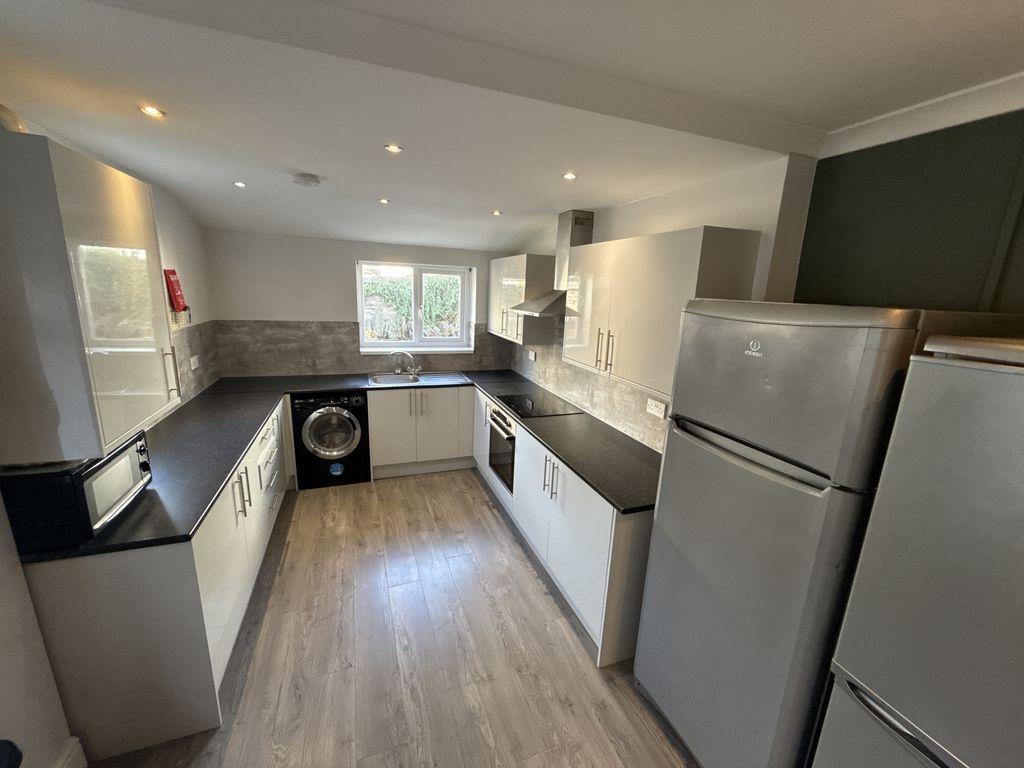 Property photo 2 of 10 Kitchen