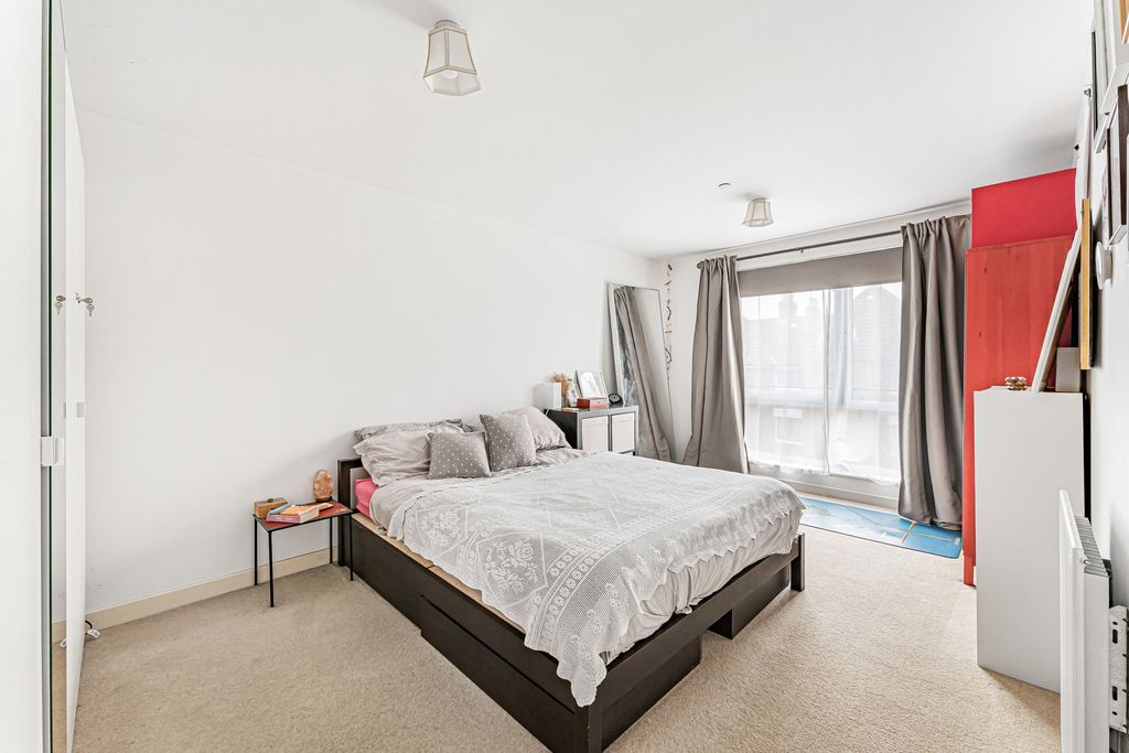 Property photo 3 of 18 Bedroom