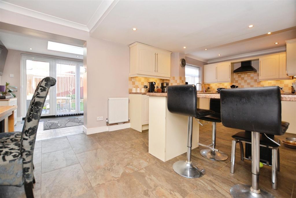 Property photo 3 of 25 Kitchen/Diner