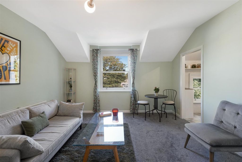 Property photo 2 of 10 Flat 7 102 The Grove London W5 3Sh - 005.Jpg