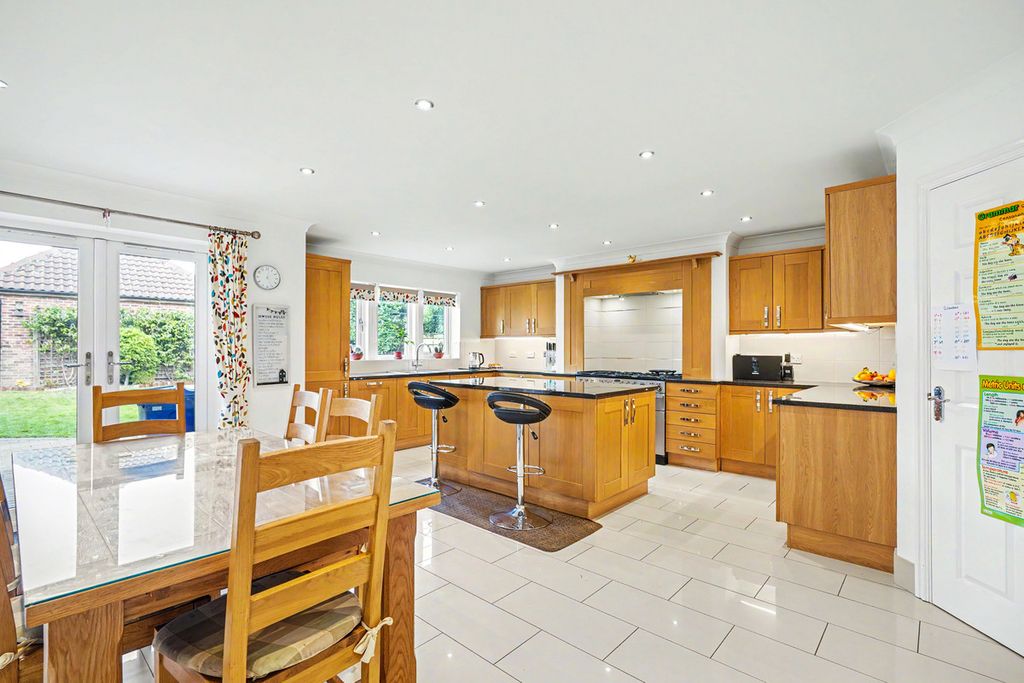Property photo 2 of 23