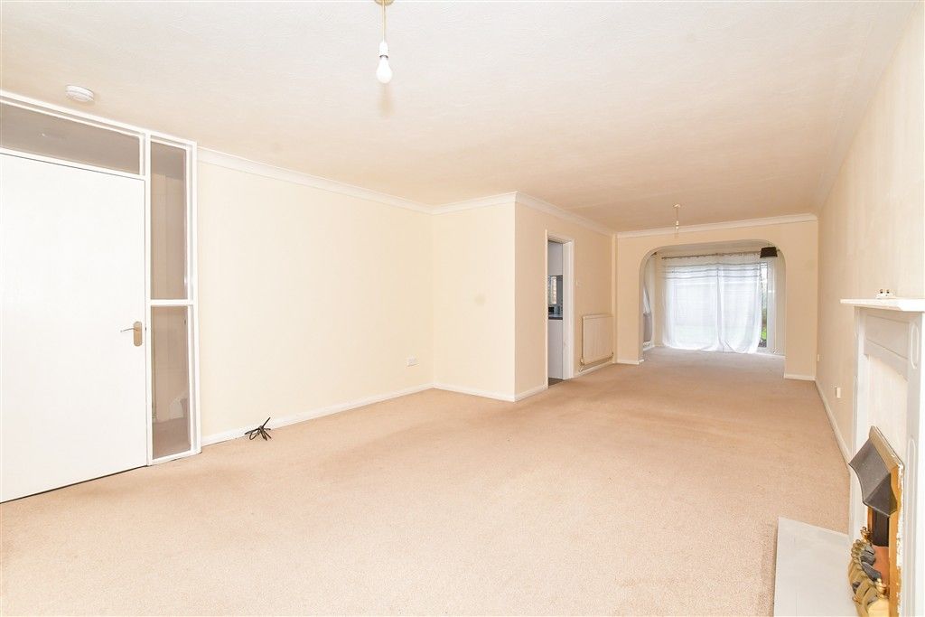 Property photo 3 of 12 Lounge