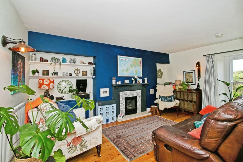Property photo 2 of 16 Lounge