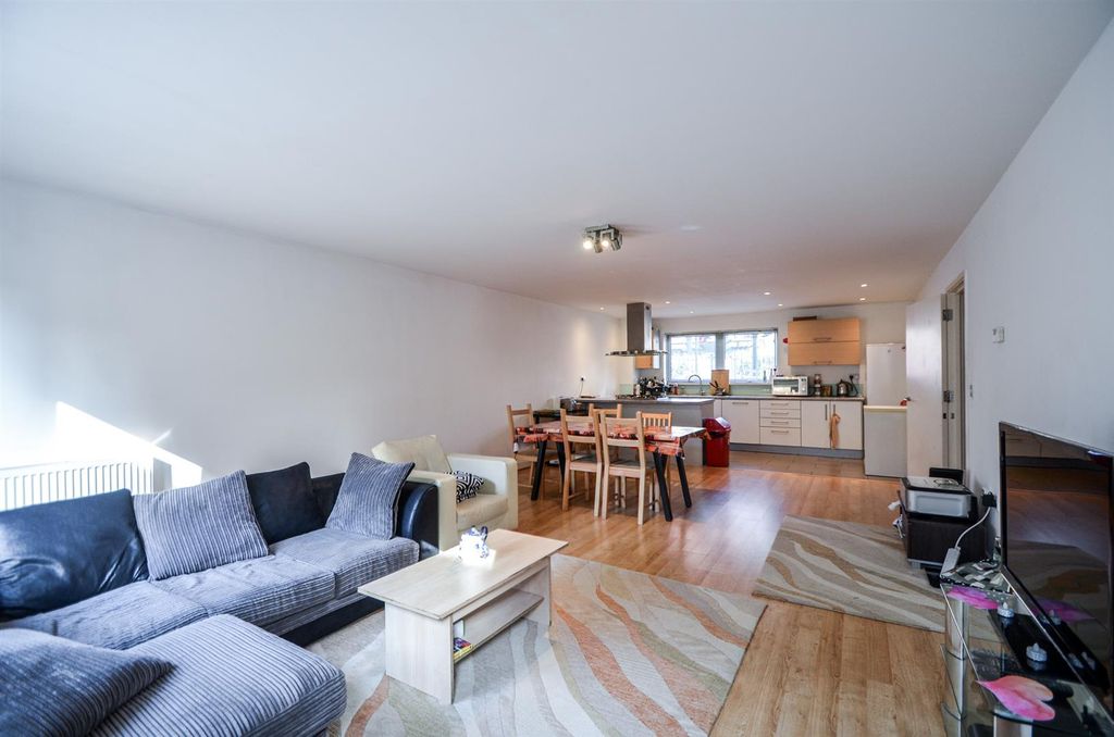 Property photo 1 of 15 Devons Road