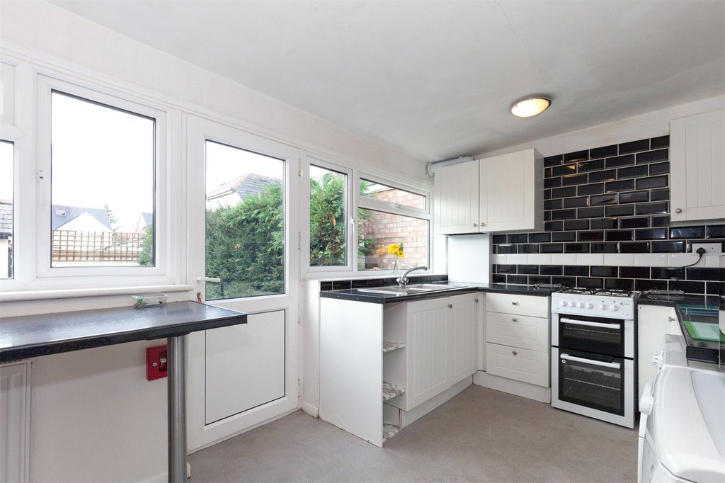 Property photo 2 of 12 Kitchen