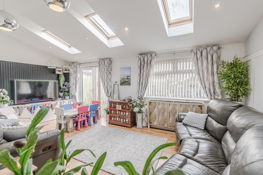 Property photo 3 of 28 Sitting Room