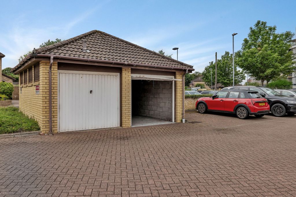 Property photo 2 of 6 1-Web-Or-Mls-90 Mavisbank Gardens Flat 2.1 Garage_