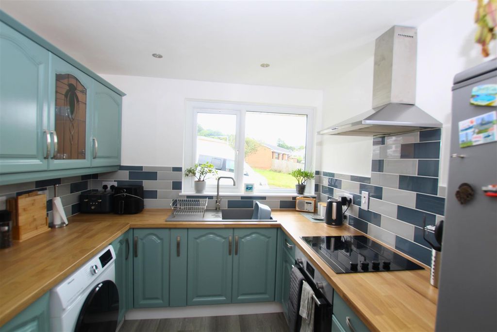 Property photo 3 of 9 Kitchen