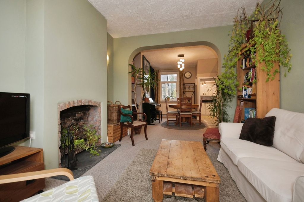 Property photo 2 of 17 Lounge