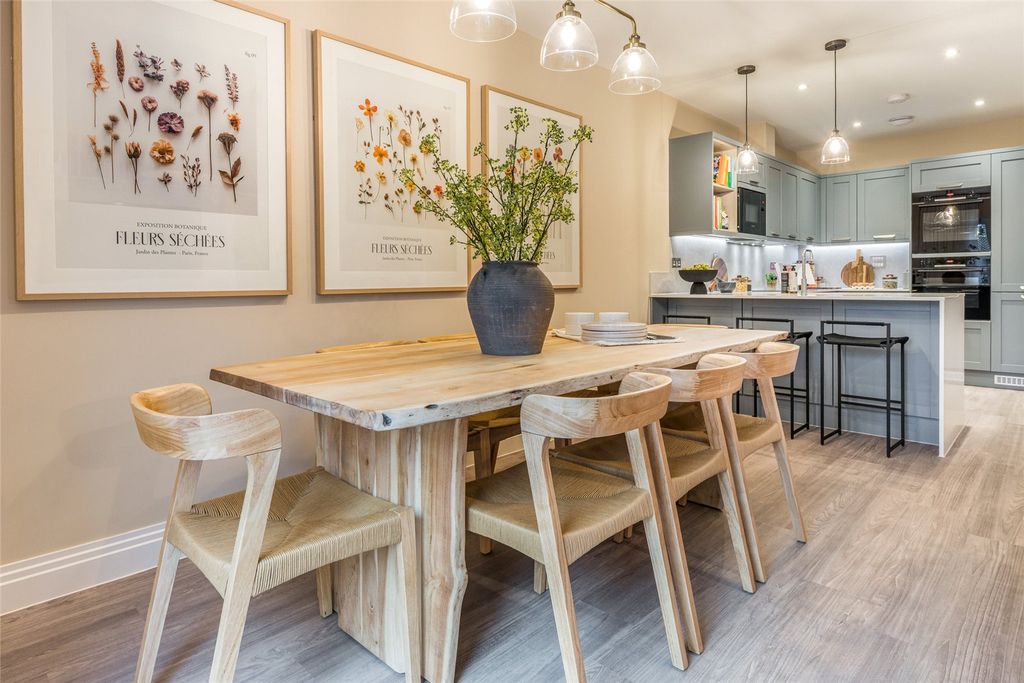 Property photo 3 of 11 Dining Area