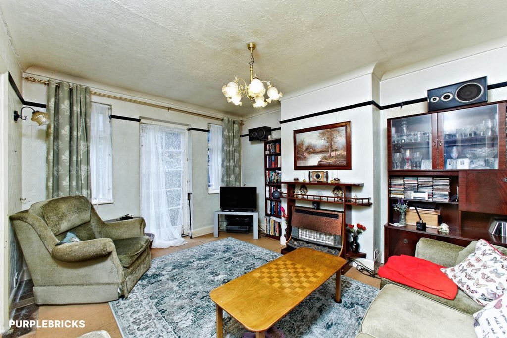 Property photo 2 of 18 Lounge
