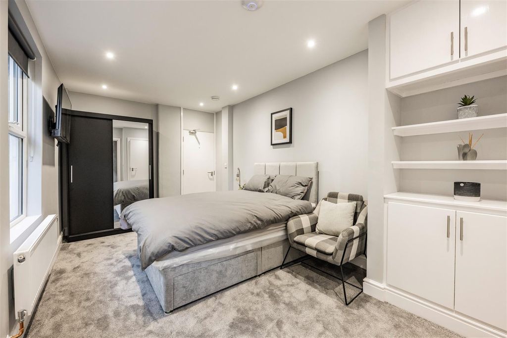 Property photo 1 of 6 11-Wood St, Norwich -11.Jpg