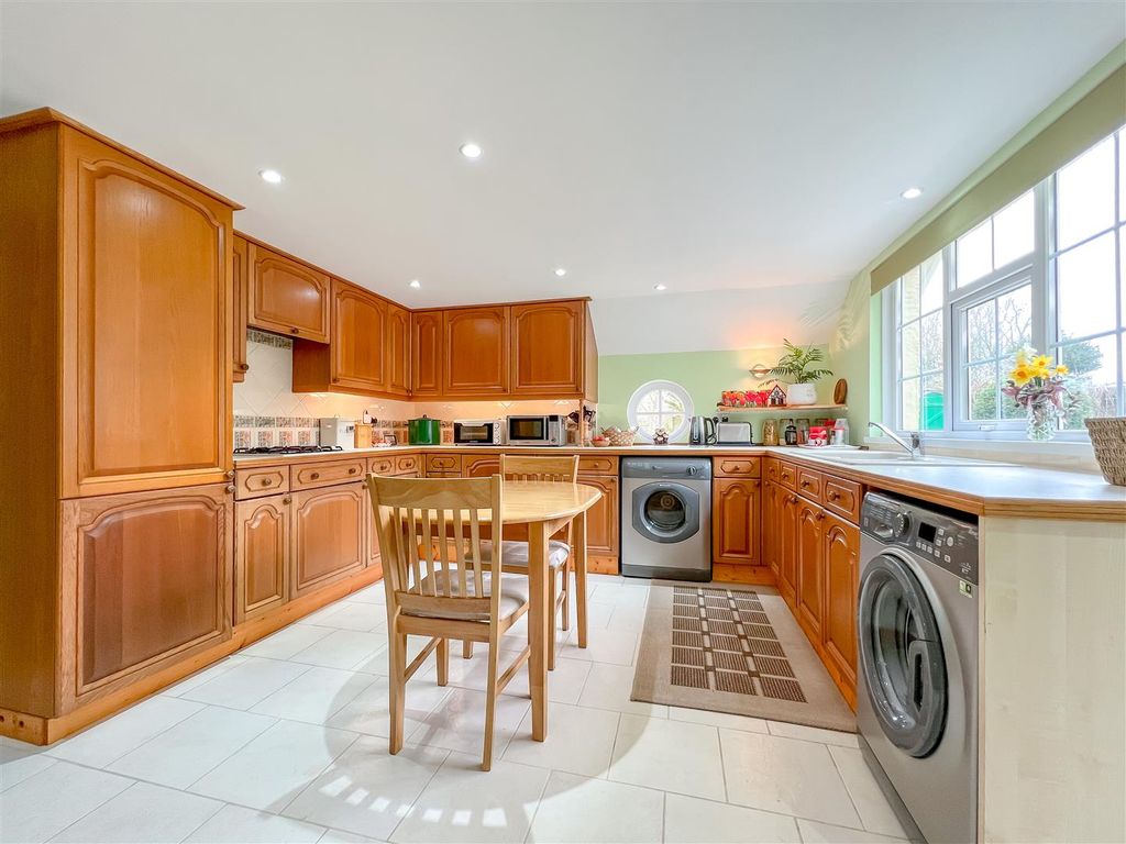 Property photo 2 of 32