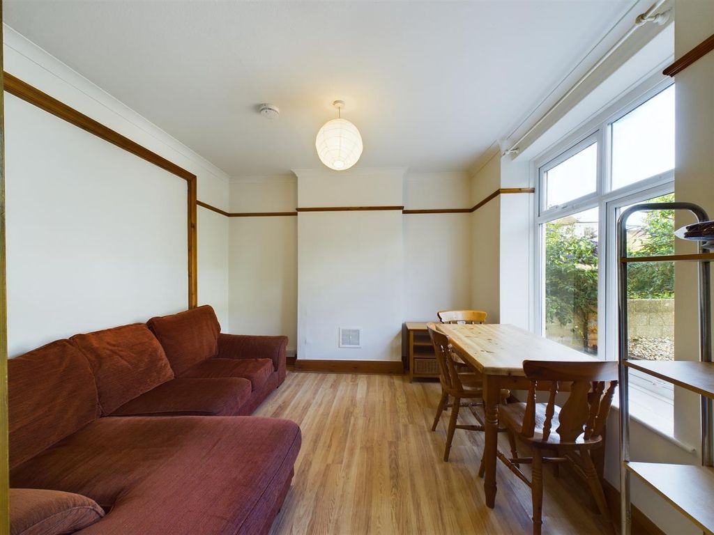 Property photo 2 of 16 Lounge