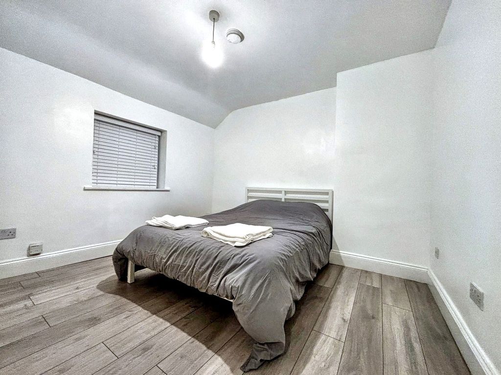 Property photo 1 of 7 Bright, Modern Double Bedroom With Neutral Decor, ...