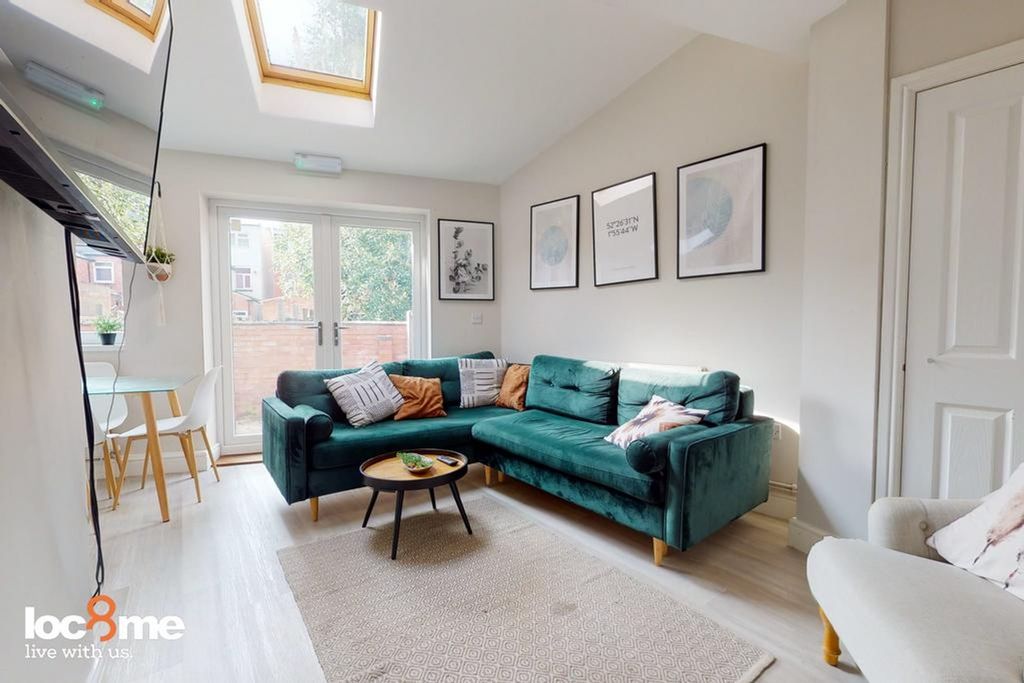Property photo 2 of 13 A Bright And Inviting Large Modern Living Room, Pe...