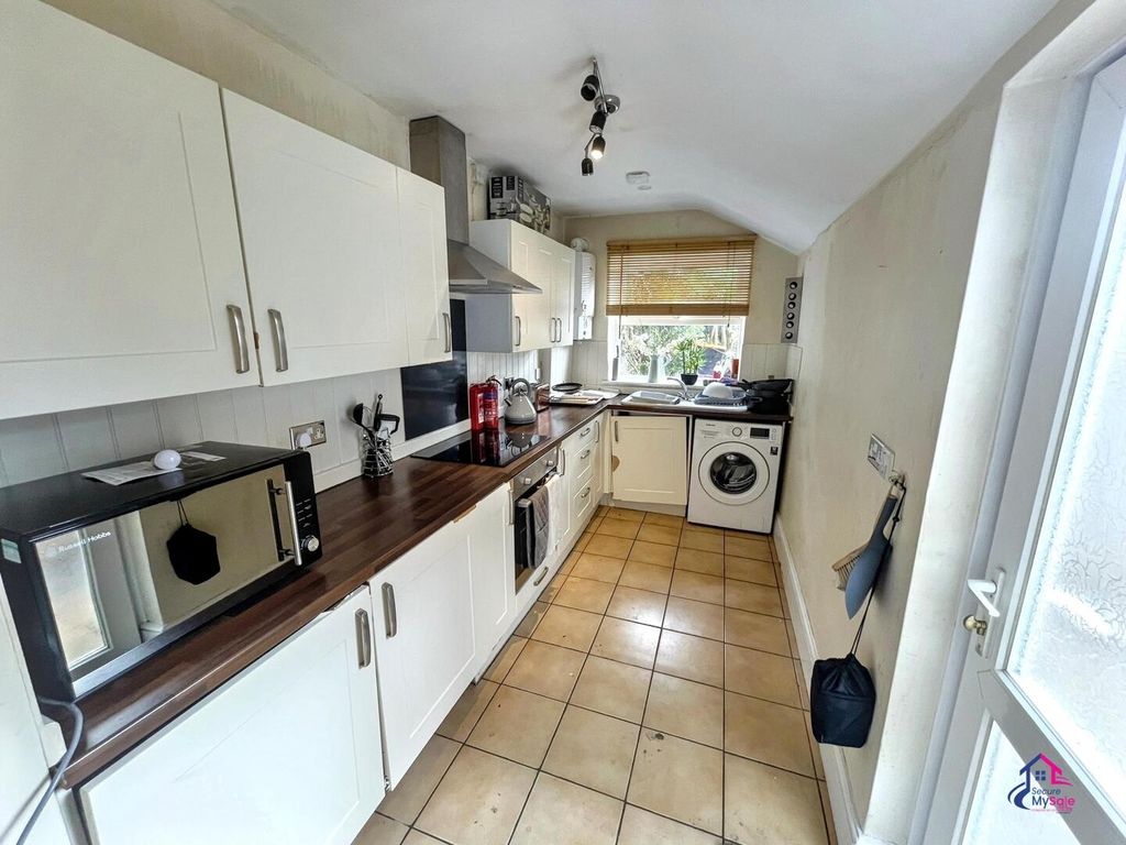 Property photo 2 of 14 Kitchen