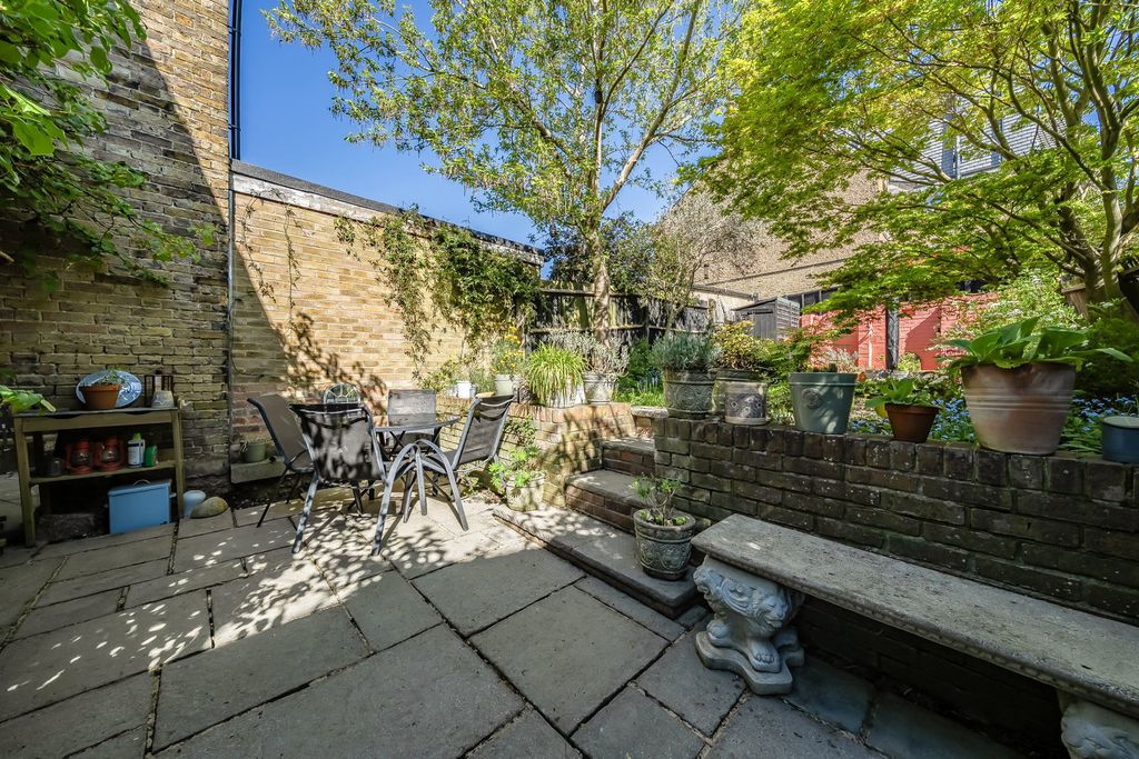Property photo 2 of 27