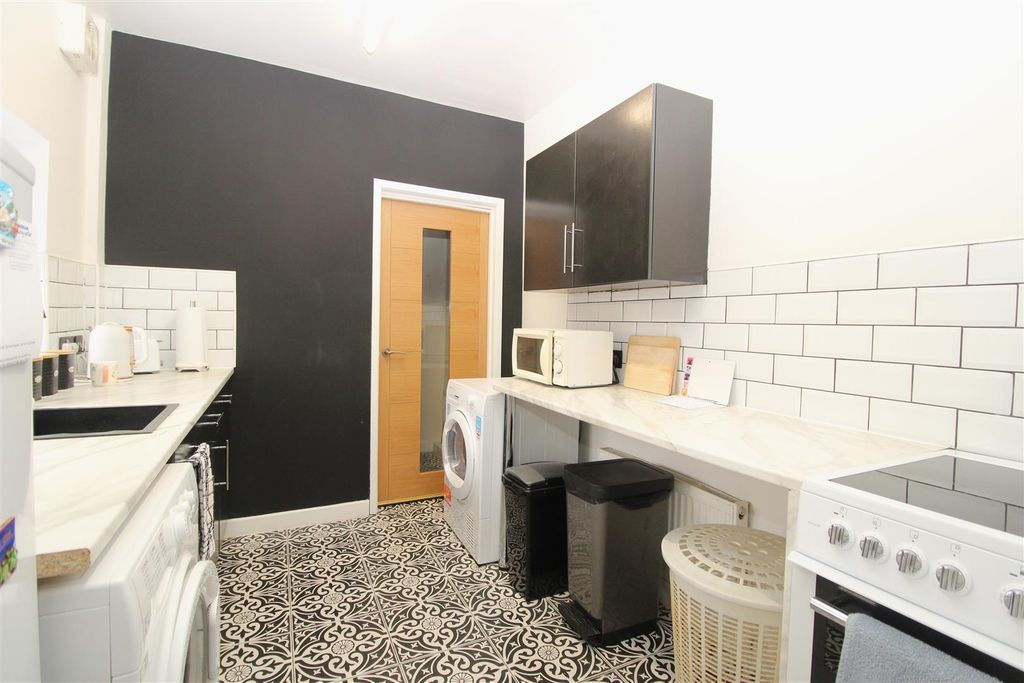 Property photo 3 of 9 Kitchen