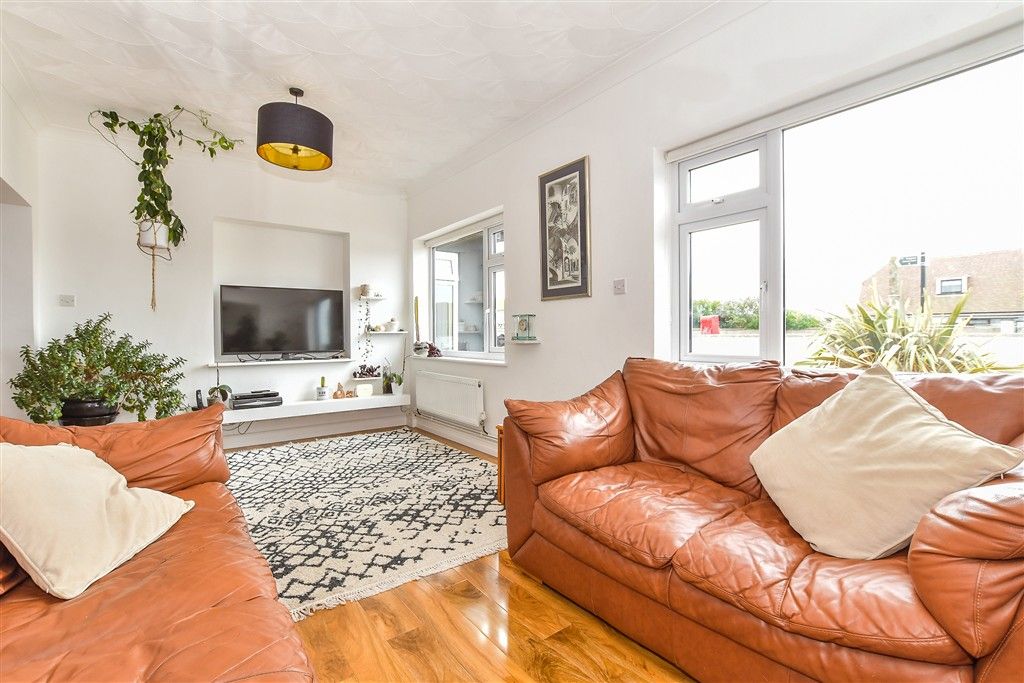 Property photo 3 of 13 Lounge