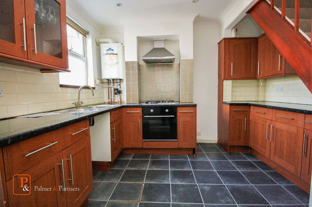 Property photo 3 of 10 Kitchen
