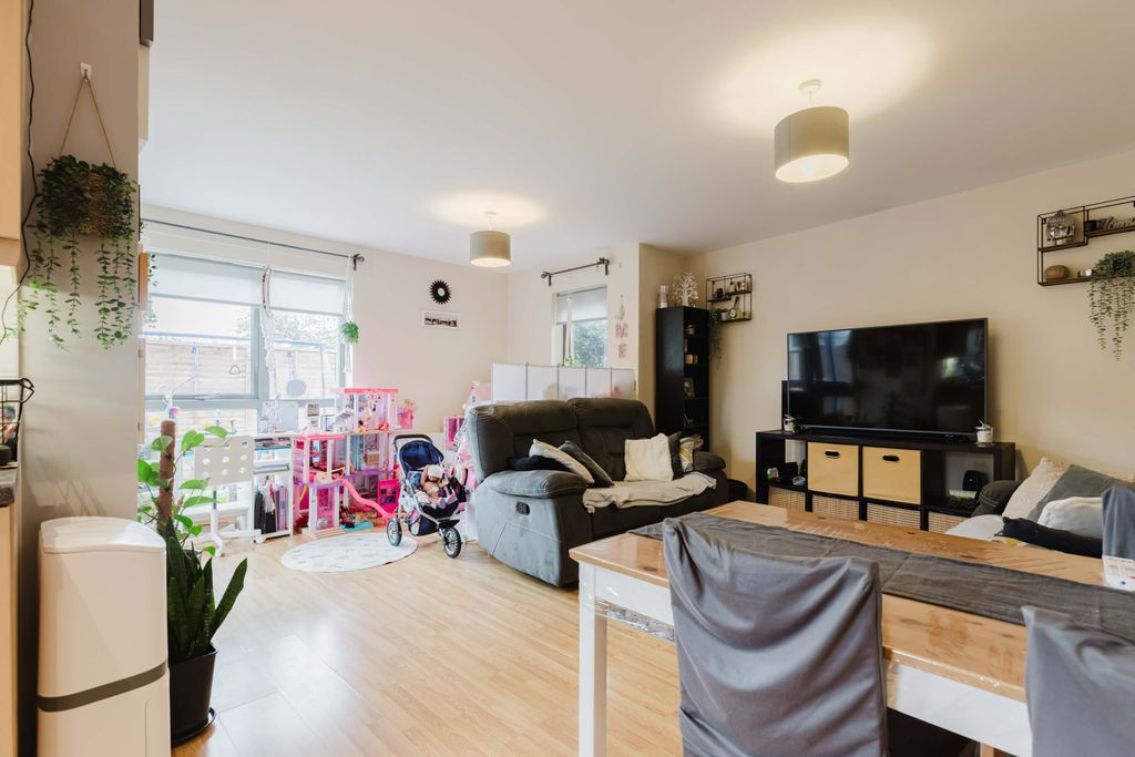 Property photo 2 of 35 Tw14 8Dr - High Res-32.Jpg