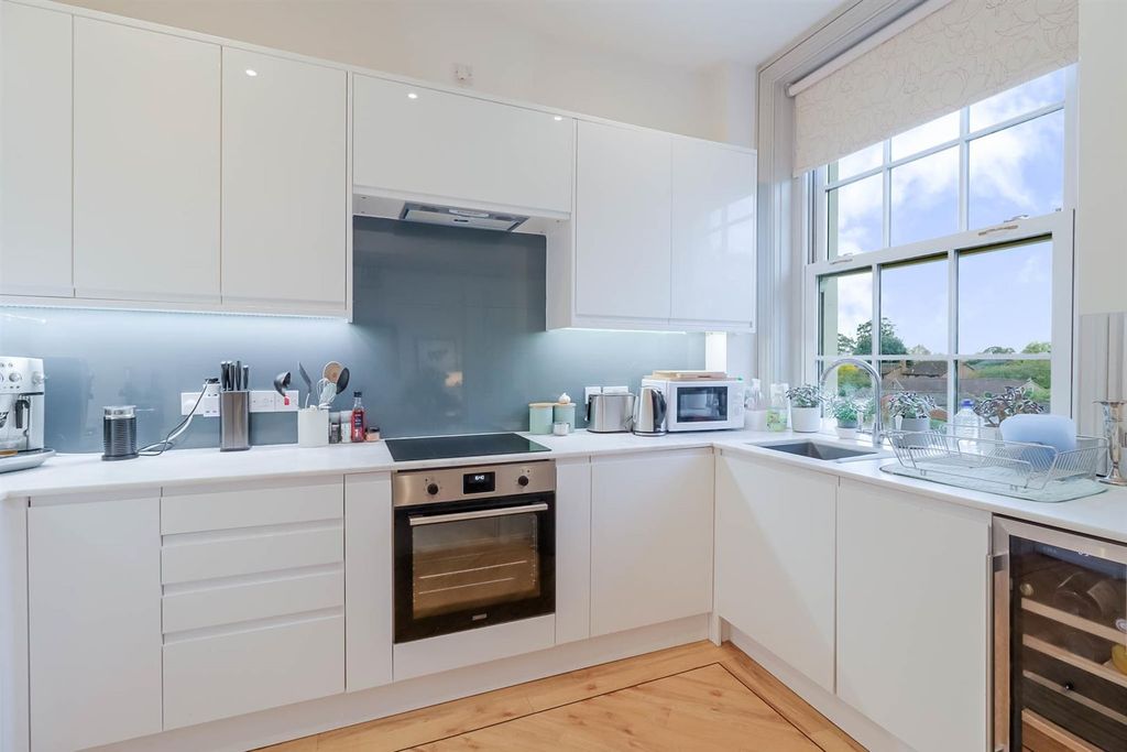 Property photo 3 of 13 1-Bedroom-Apartment-The-Park (2).Jpg