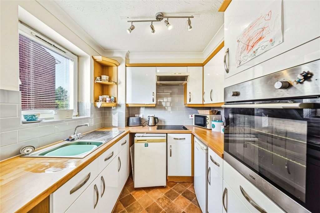 Property photo 3 of 11 Kitchen