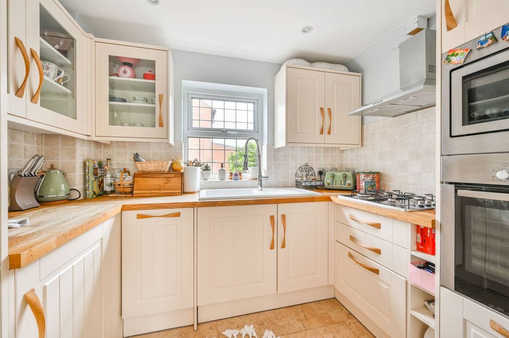 Property photo 2 of 21