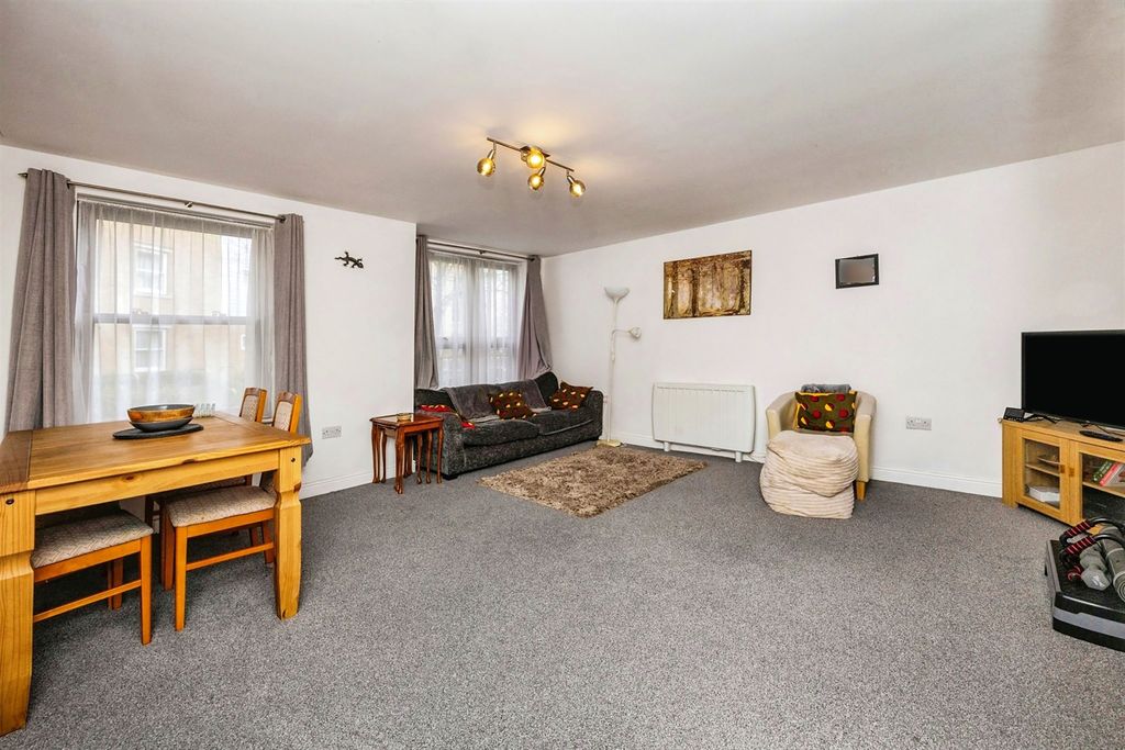 Property photo 2 of 9