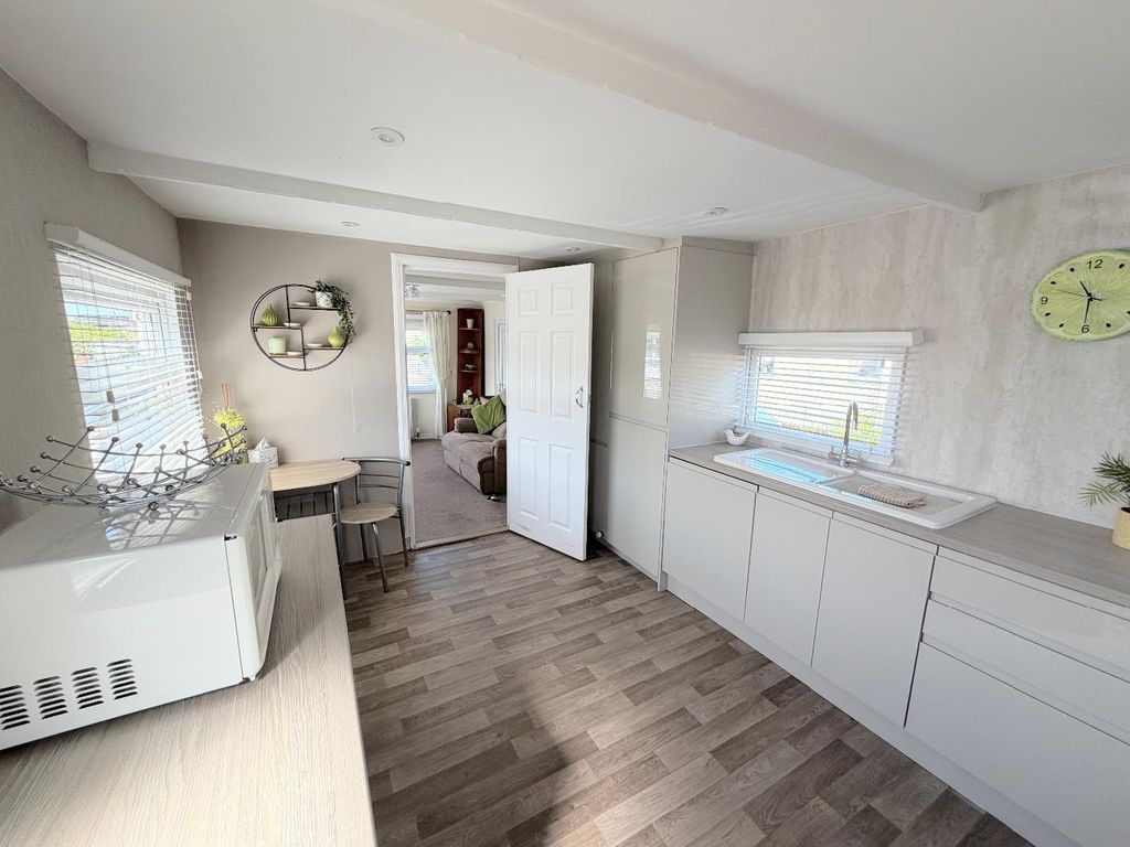 Property photo 3 of 8 Kitchen