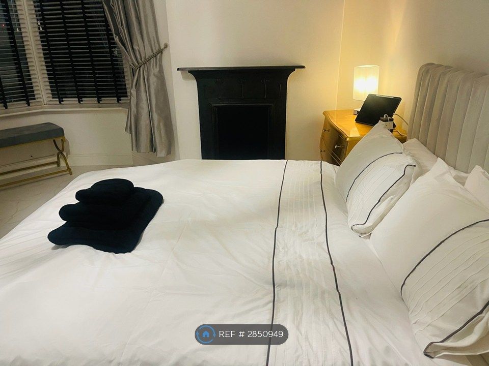 Property photo 3 of 16 Master Bedroom - New Bed Linen x 3