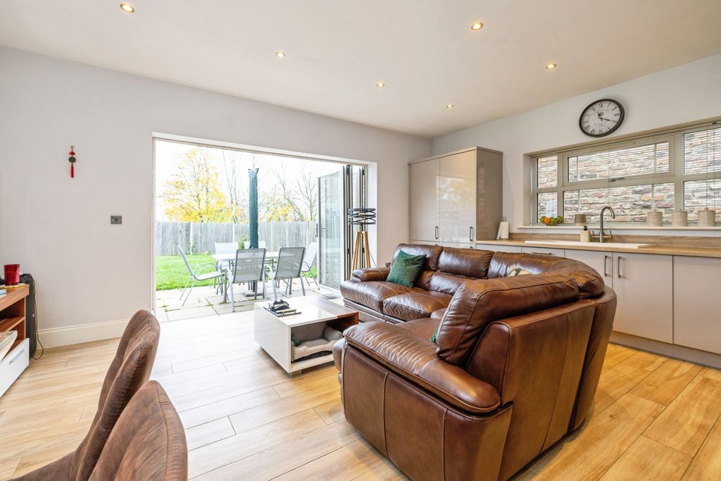 Property photo 3 of 17 2025-11-07-2Fledglingclose003