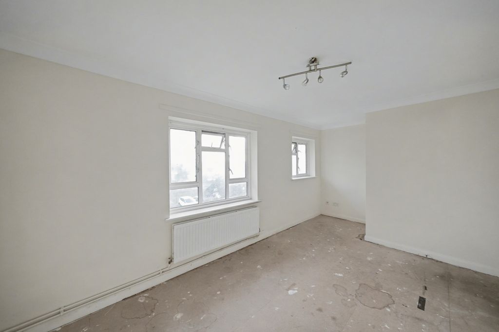 Property photo 3 of 13 21 Buttercup Square, Stanwell, Staines-Upon-Thames, Tw19 7Ud