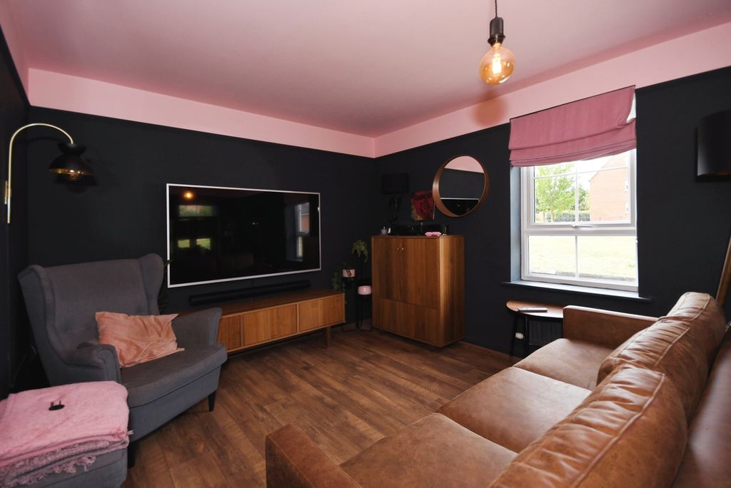 Property photo 3 of 17 Lounge