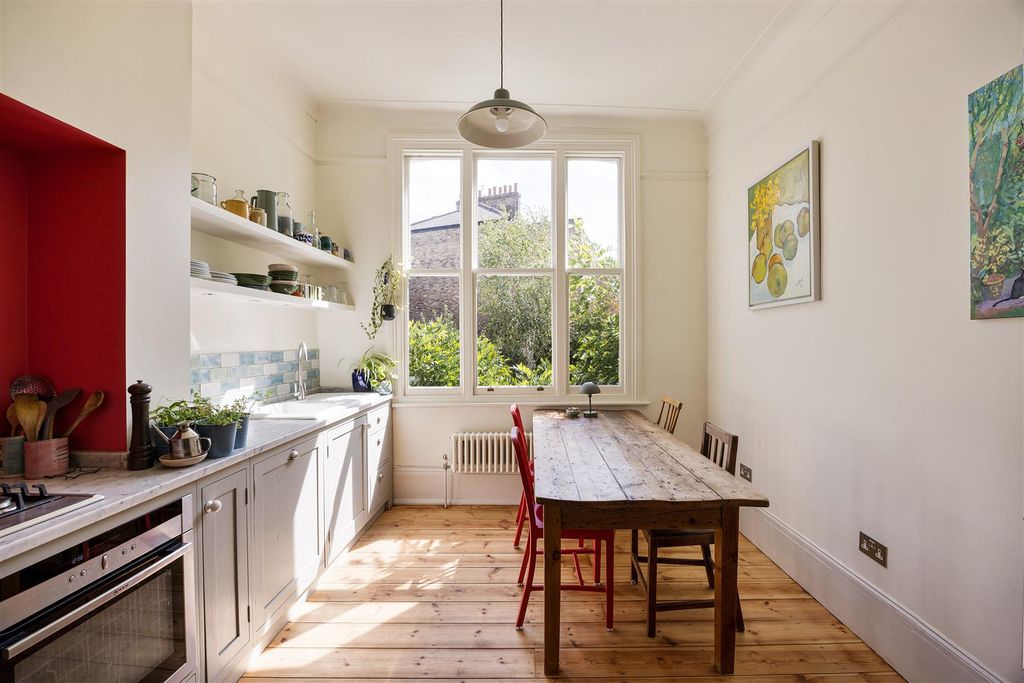 Property photo 3 of 49 Stoke Newington Common, N16