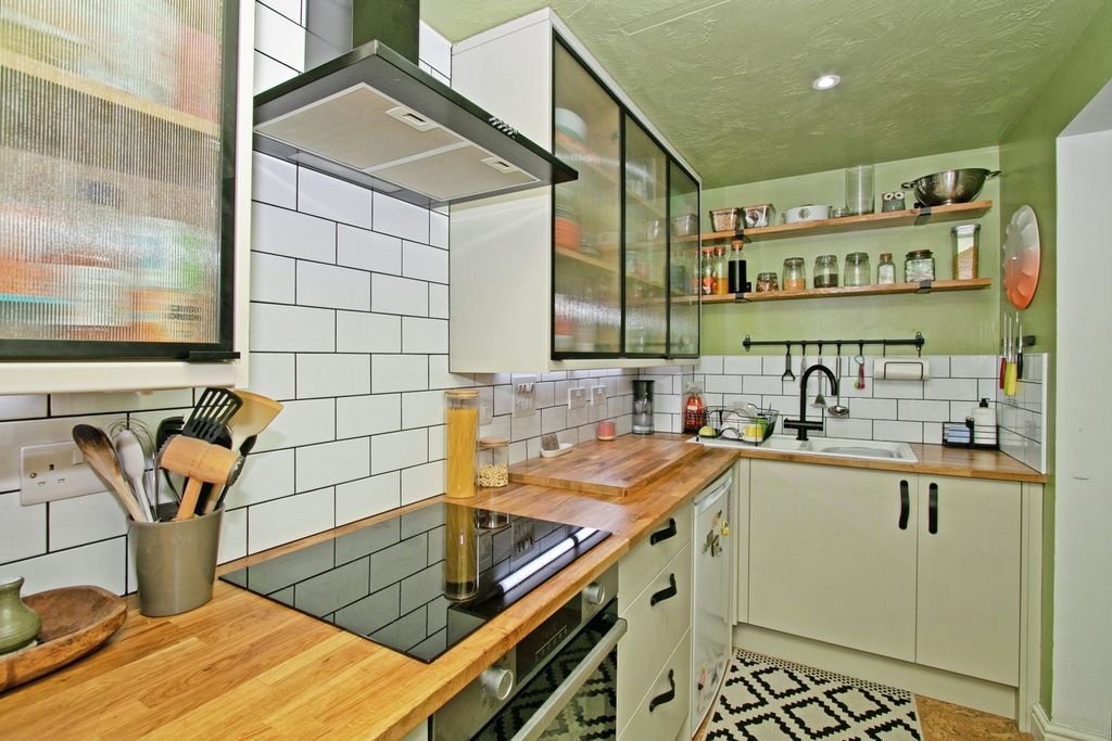 Additional image 6 of 2 bed flat for saleCalver Close, Penryn, Cornwall TR10