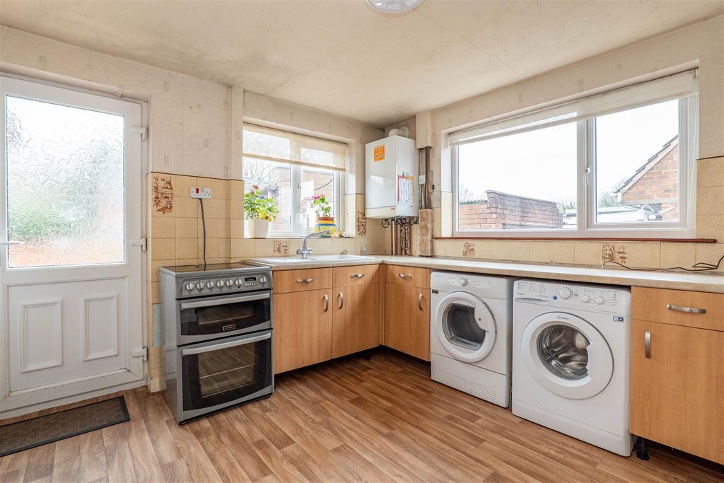 Property photo 3 of 19 Kitchen