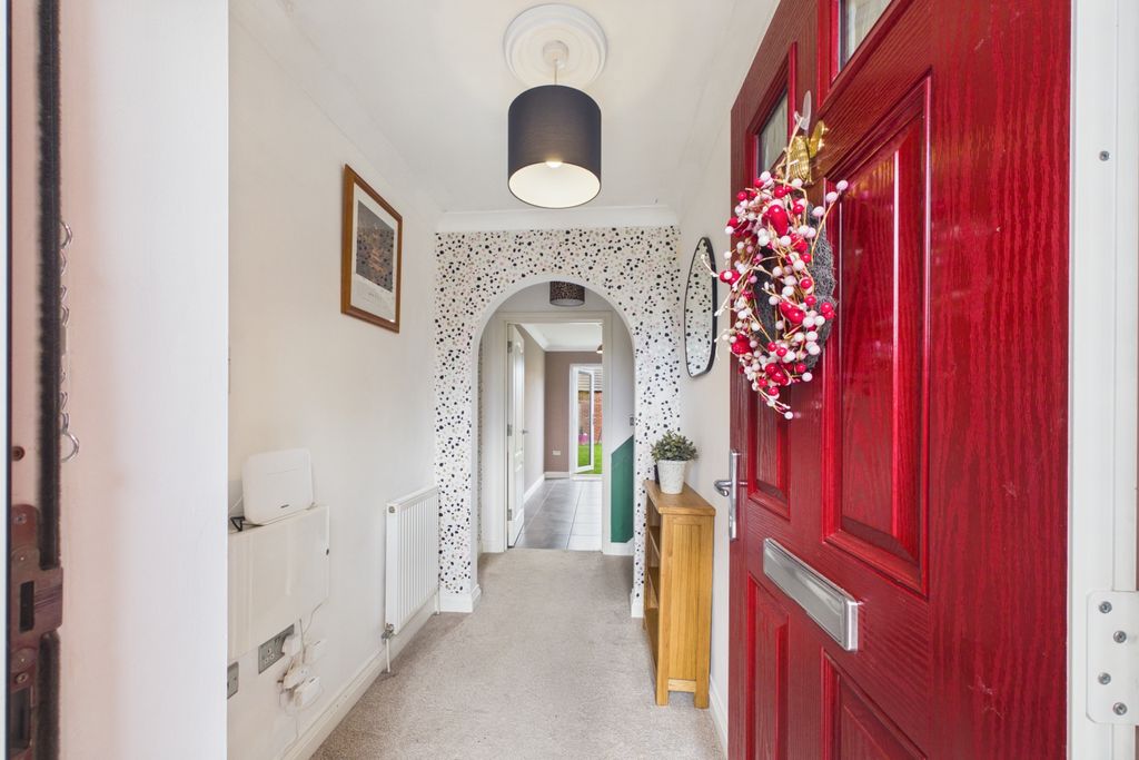 Property photo 2 of 25 Ewemove Spalding - The Circus - Hallway