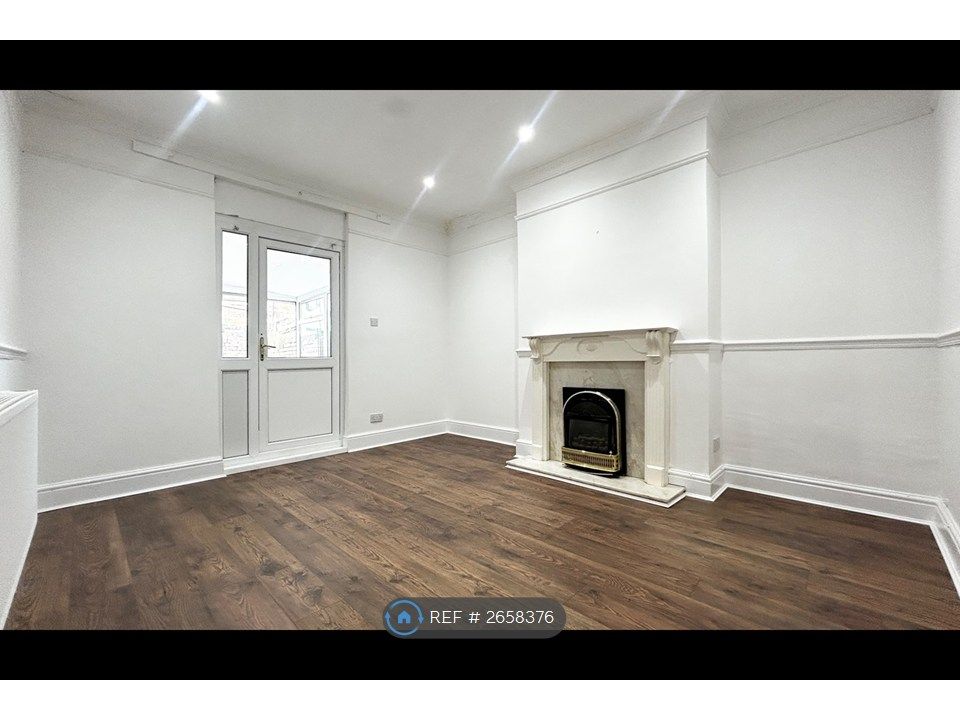 Property photo 1 of 18 Living Room