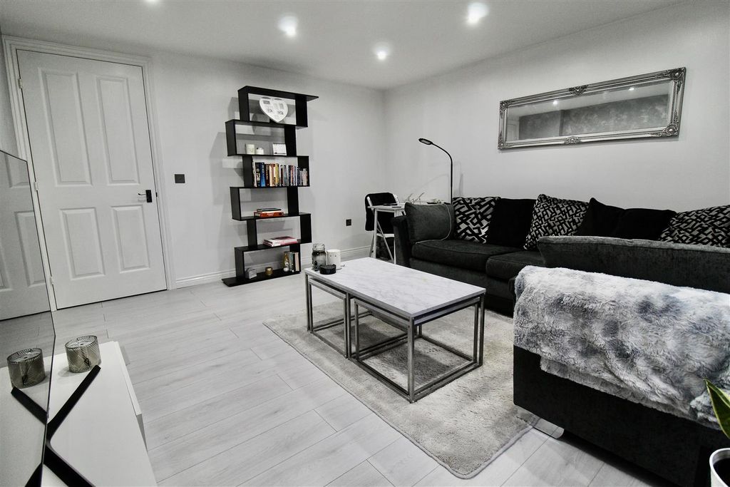 Property photo 3 of 17 Lounge