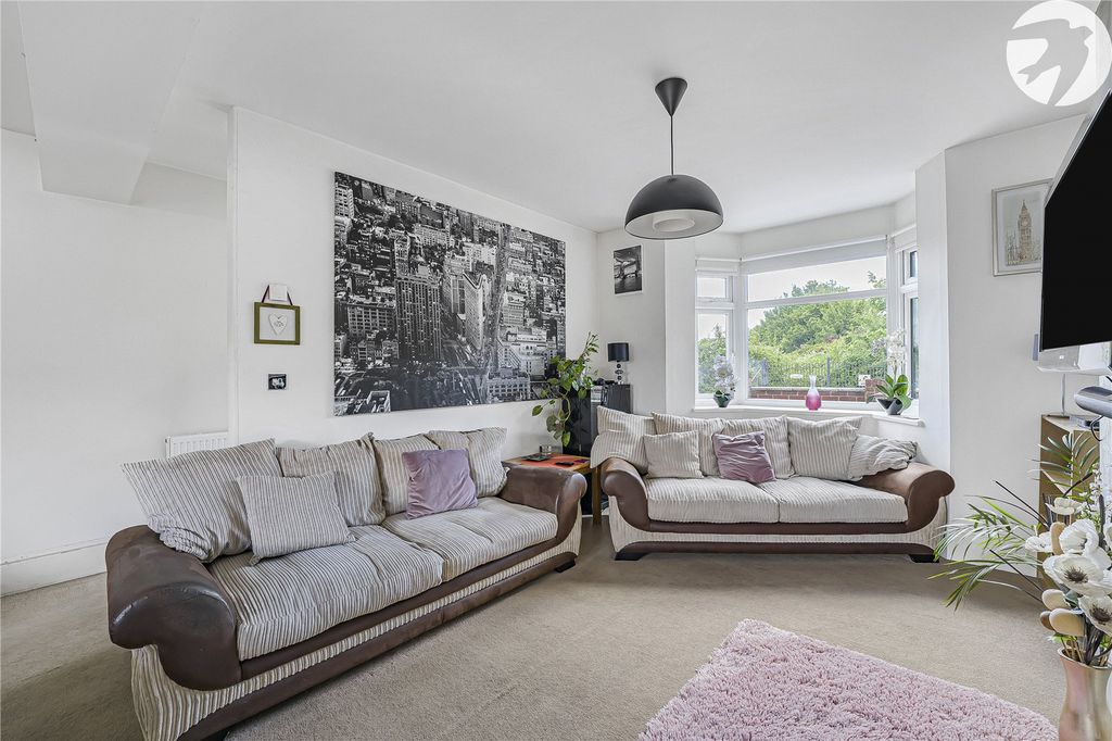 Property photo 3 of 30 Lounge