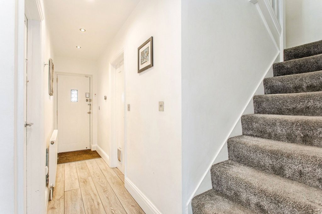 Property photo 2 of 17 Entrance Hall