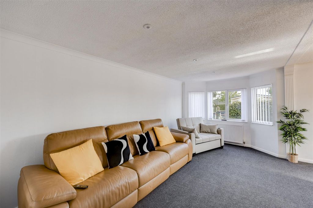 Property photo 2 of 19 Lounge