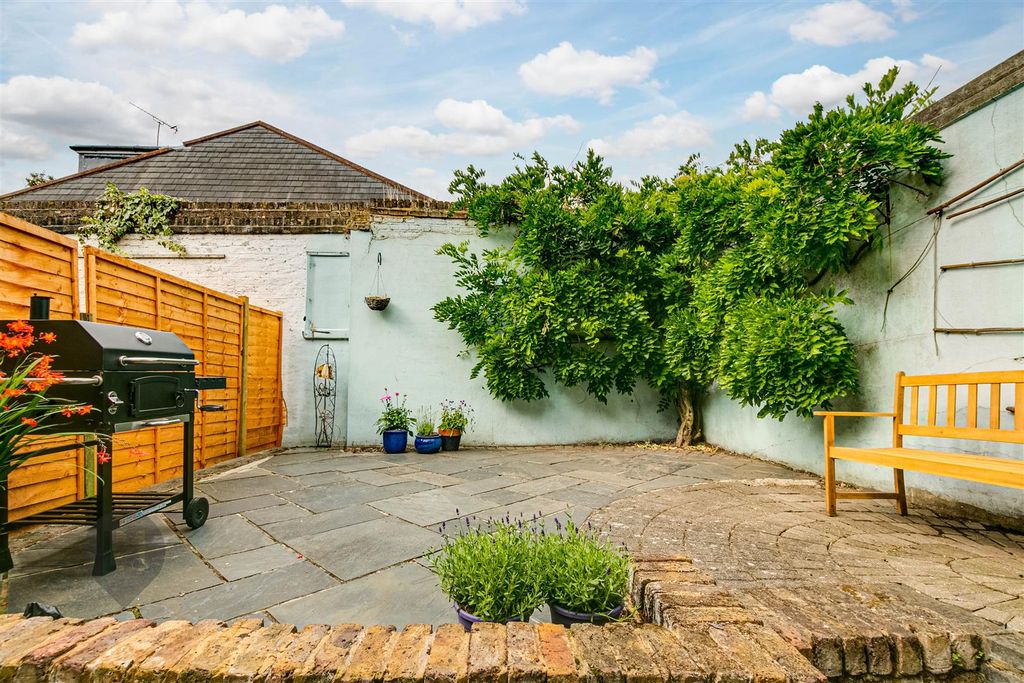 Property photo 2 of 7 Garden