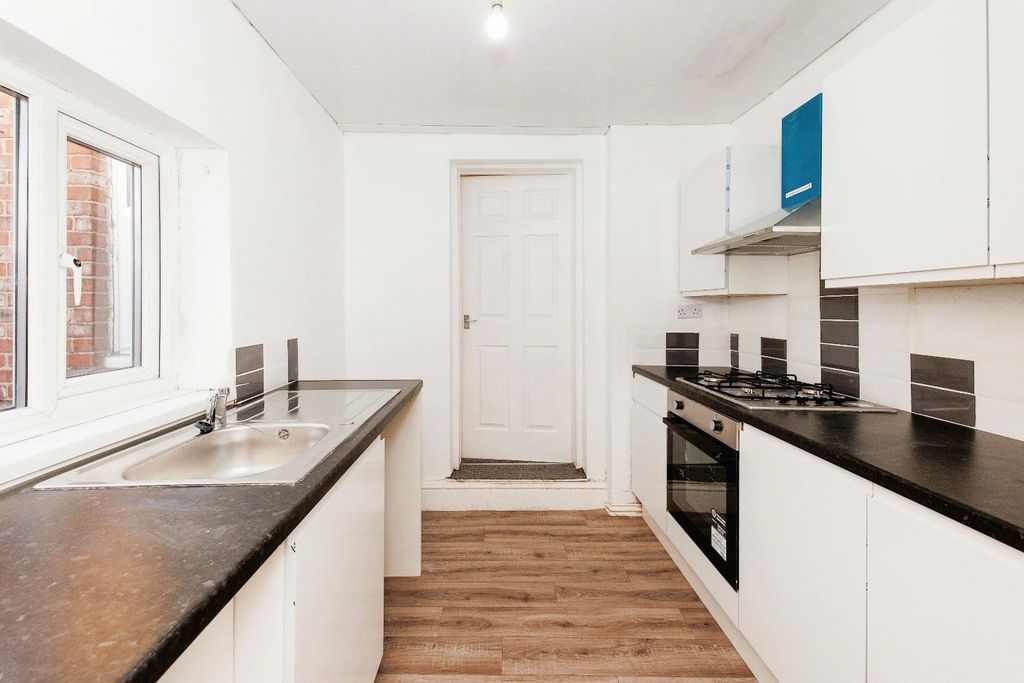 Property photo 2 of 10 Kitchen