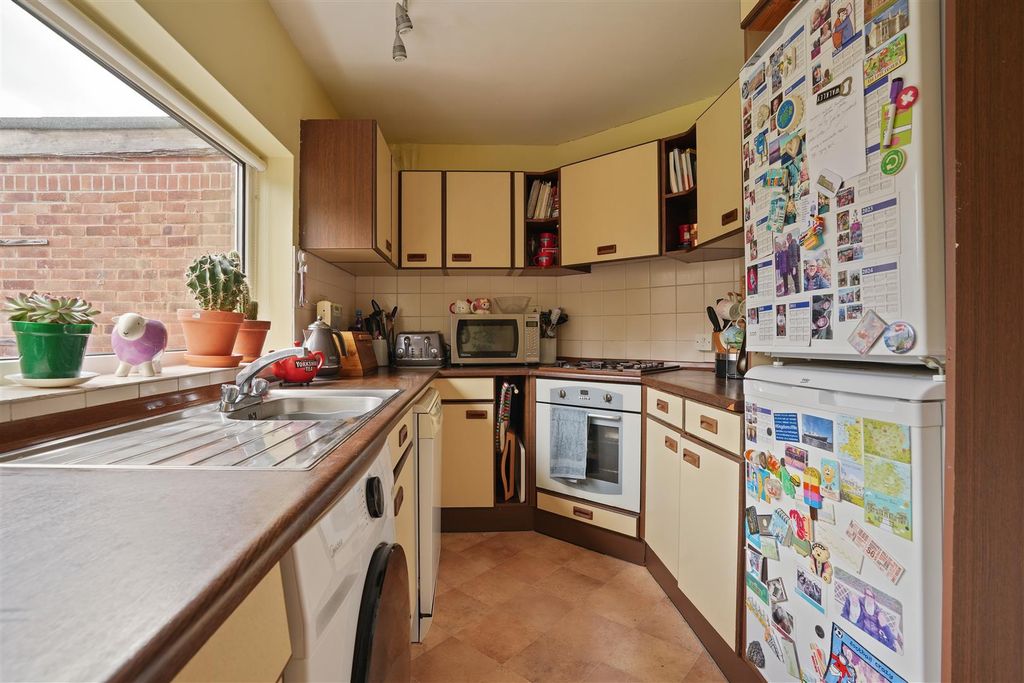 Property photo 3 of 19 Kitchen